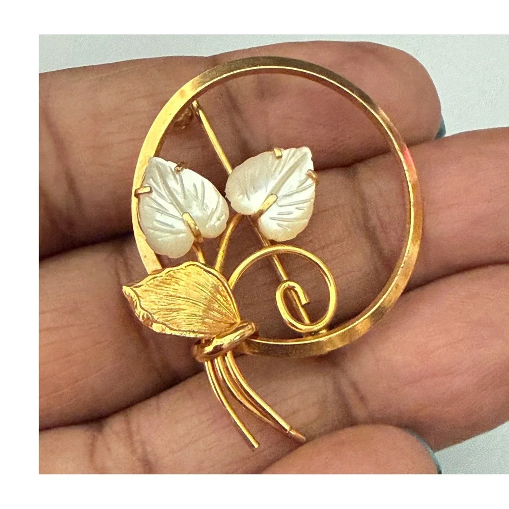 Creed Brooch Pin 1/20 12K‎ Gold Filled Mother of Pearl Leaf